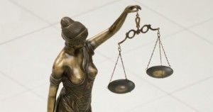 Praeitame straipsnyje gilinomės, kas yra Teisės aktas. Šiandien trumpai pakalbėsime apie Įstatymų leidybą, arba Teisėkūrą, ir Teisės norminiam aktui keliamus reikalavimus.
Teisės norminiam aktui keliami ne tik turinio reikalavimai (t. y. jis turi atitikti ne tik LR Konstituciją, pagal kurią, galioja tik paskelbti įstatymai), bet ir formos, struktūros, kalbos reikalavimai.
Teisėkūra – viena iš svarbiausių valstybinės veiklos krypčių. Kad valstybė tinkamai atliktų šią savo funkciją, įstatymų leidėjas turi turėti specialių žinių bei sugebėjimų. Tokių specialių žinių sritis yra teisėkūros juridinė technika. Kaip teigia profesorius Saulius Katuoka, Teisėkūros juridinė technika – tai priemonių ir būdų, kuriais rengiami, leidžiami ir sisteminami teisės normų aktai, sistema.
Ypatinga teisėkūros juridinės technikos svarba pasireiškia tuo, kad naudojant ją sukuriamos visuotinai privalomos elgesio taisyklės, tiesiogiai veikiančios socialinį žmonių elgesį, nubrėžiančios šio elgesio ribas, už kurių pažeidimą numatomos valstybės prievarta garantuojamos sankcijos. Įstatymų leidėjas turi tiksliai ir suprantamai perteikti adresatams nurodymus, nes įstatymų nežinojimas ar nesupratimas neatleidžia nuo atsakomybės.
Teisėkūros pagalba teisės norminis aktas turi būti suformuluotas taip, kad elgesio taisyklė būtų vienareikšmiškai visiems suprantama, kad būtų patogu teisės aktą taikyti praktiškai konkrečiam atvejui. Todėl galima teigti, kad norminių teisės aktų kokybei ir veiksmingumui reikalingas geras teisėkūros technikos išmanymas, kuris kartais ne mažiau reikšmingas nei pats turinys. Taigi teisėkūros juridinės technikos išmanymas ir įvaldymas leidžia sukurti kokybišką teisės norminį aktą. Teisės norminio akto turinys turi būti išdėstytas pagal tam tikrus techninio įforminimo standartus – logiškai, glaustai ir aiškiai.
Deja, praktikoje pasitaiko, kad netgi profesionalai teisininkai, nekalbant apie paprastus žmones, kurie nesusidūrę su teise, negali vienareikšmiškai suprasti, ką norėjo pasakyti įstatymo leidėjas. Pvz., įstatymuose kartais vartojamos pastabos. Jos turėtų būti rašomos tik prireikus, kai be jų negalima apsieiti. Deja, praktikoje neretai būna atvirkščiai – arba vienas teisės akto straipsnis nukreipia į kitą straipsnį arba kitą teisės aktą, o tas kitas – dar į kitą. Dėl šios priežasties yra sunku suvokti teisės akto prasmę ir rasti reikiamą nuostatą.
Gali būti, kad viena iš priežasčių, kodėl taip yra, – žmonių, atsakingų už teisės aktų kūrimą, teisėkūros juridinės technikos nesilaikymas arba nepakankamas išmanymas.
Leonard Jakubėnas
Tags: teisėkūros juridinė technika, teisėkūros pagrindų įstatymas, teisėkūros principai, teisėkūros procesas, teisėkūros stadijos, teisėkūros subjektai, teisėkūros taisyklės