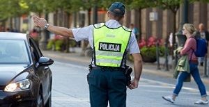 policijos pareigunai stabdo automobilius